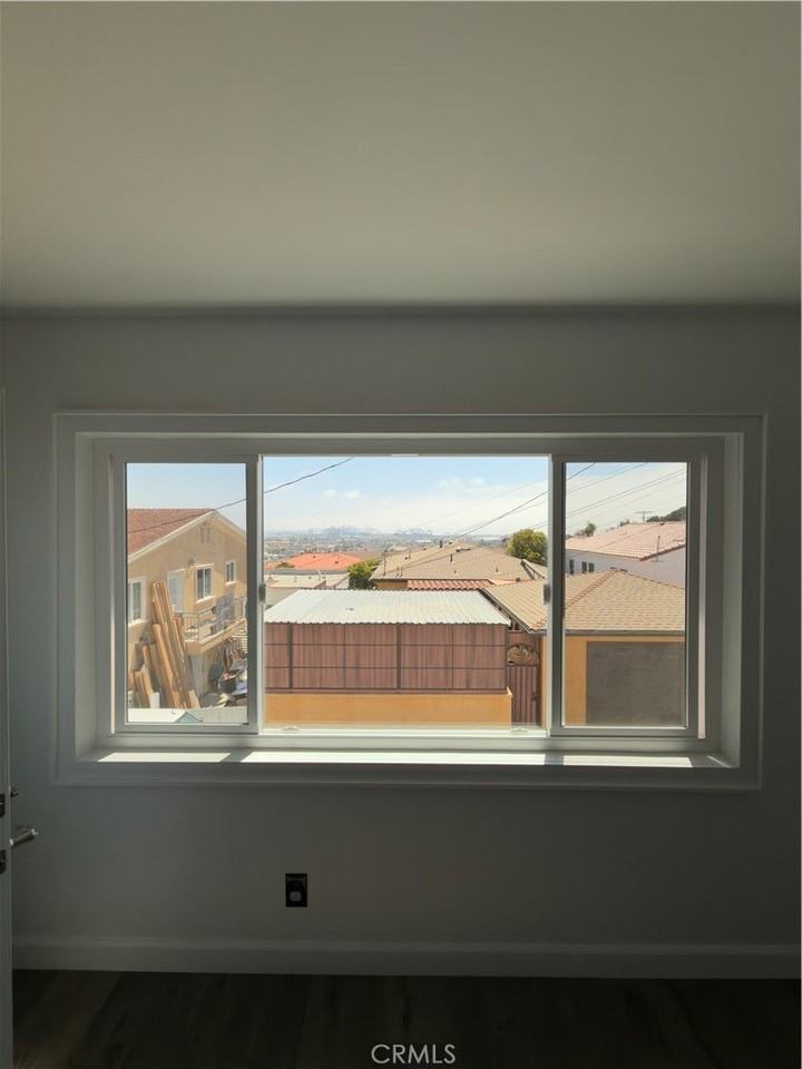 1023 W 19th St #4 - Photo 7 of 27