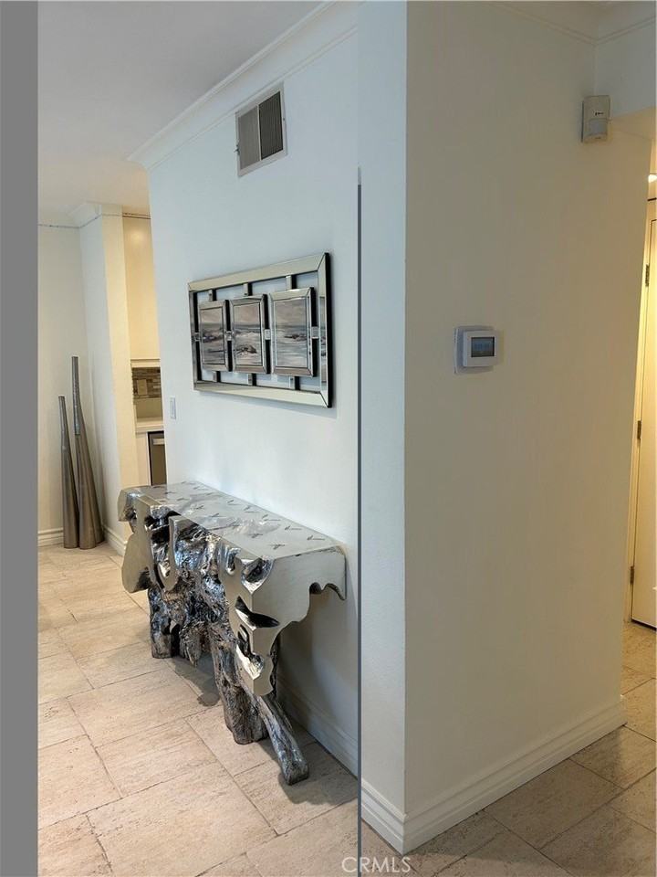 22141 Burbank Blvd #1 - Photo 5 of 27