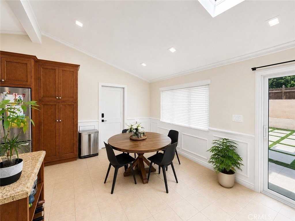 19751 Kittridge St - Photo 4 of 19