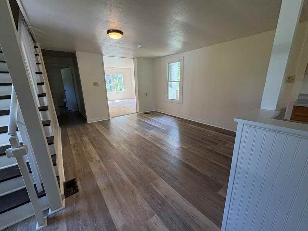 1058 Campbell Run Rd - Photo 7 of 35
