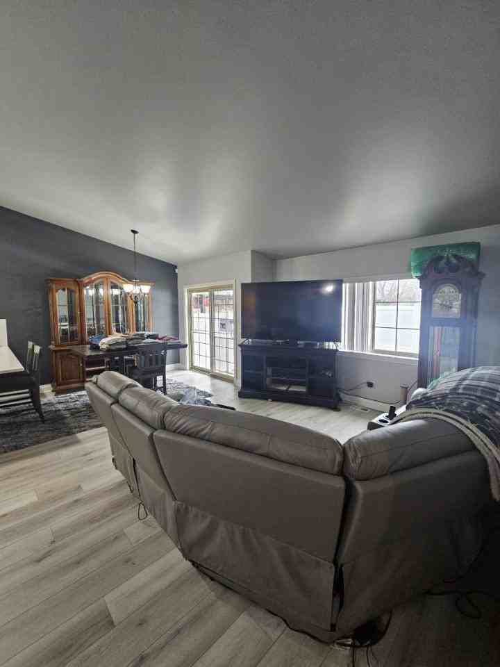 808 Royal Ave - Photo 2 of 10