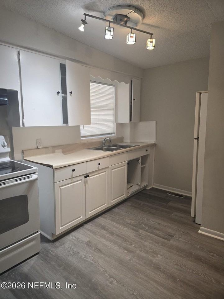 1587 W 30th St - Photo 2 of 7