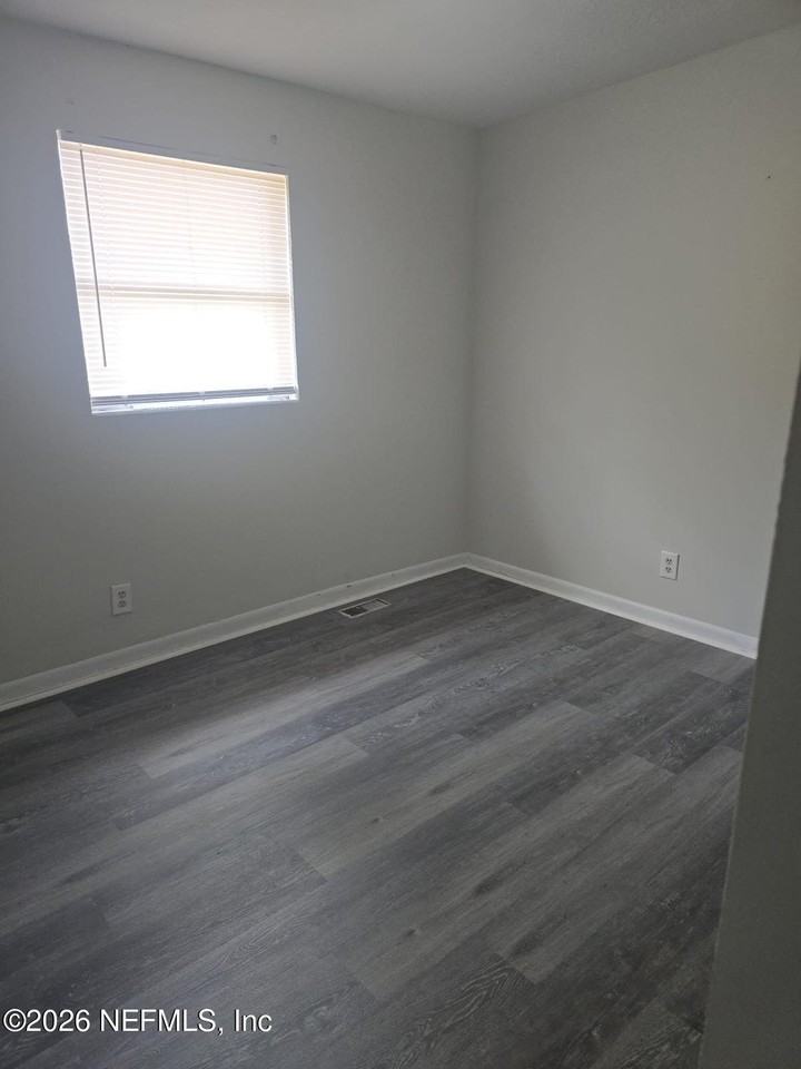 1587 W 30th St - Photo 6 of 7