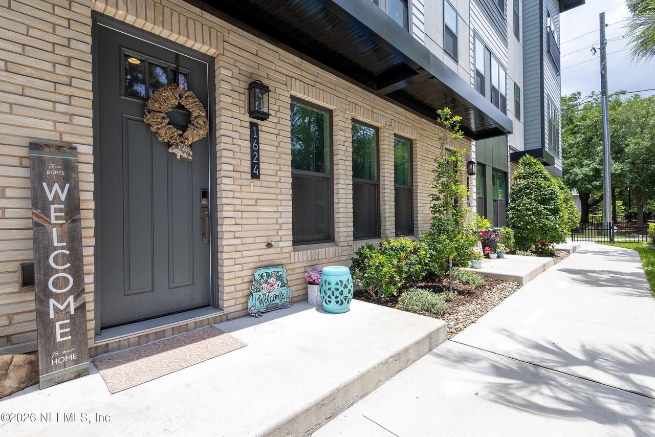 1624 Piazza Pl - Photo 2 of 34