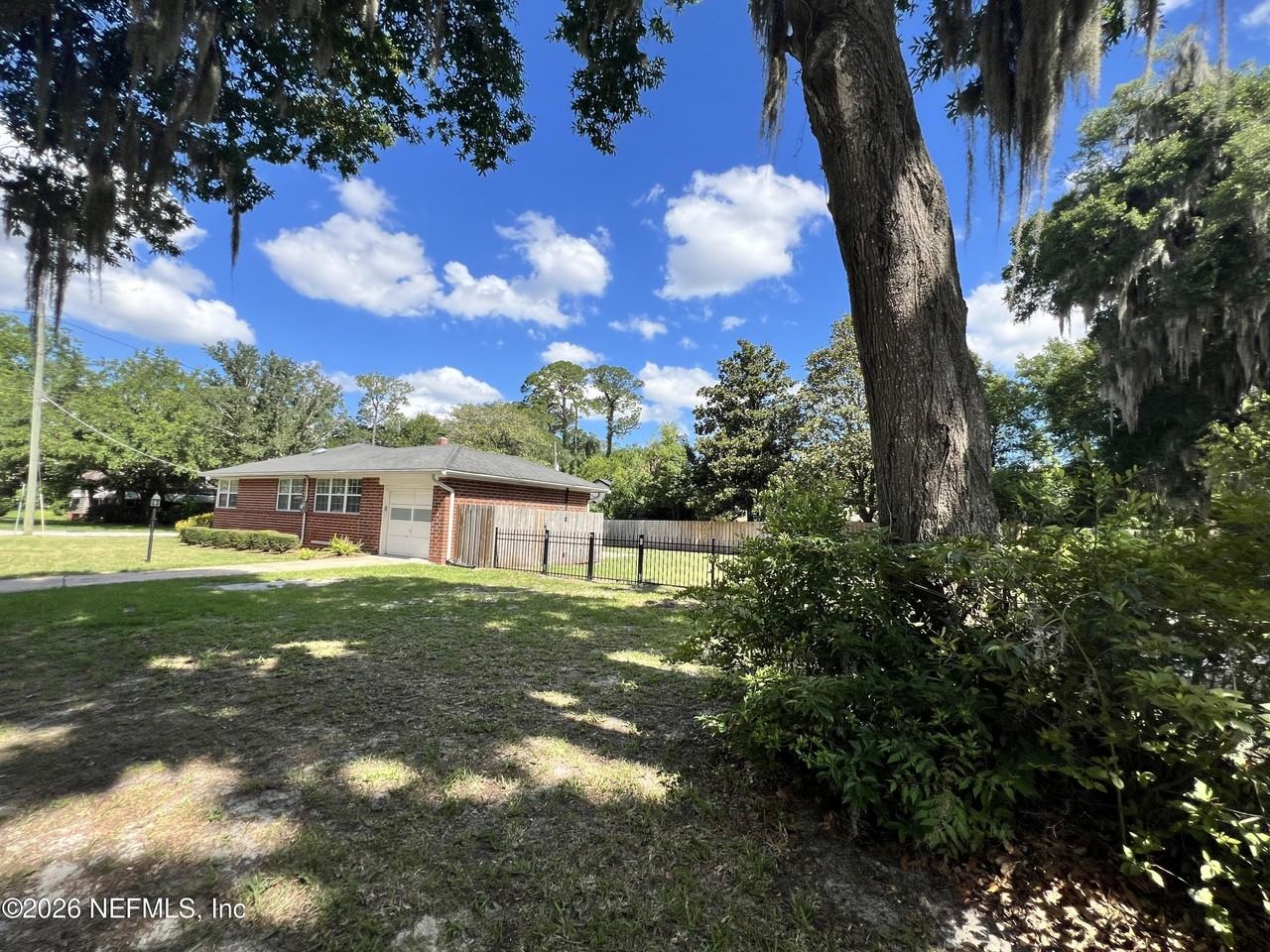 1377 Tiber Ave - Photo 4 of 39