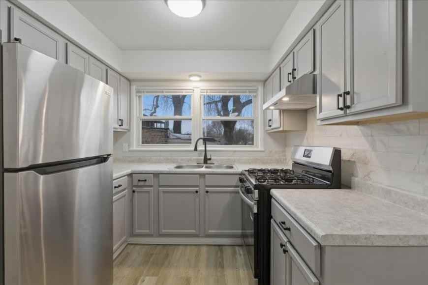 8917 S Cottage Grove Ave - Photo 2 of 10