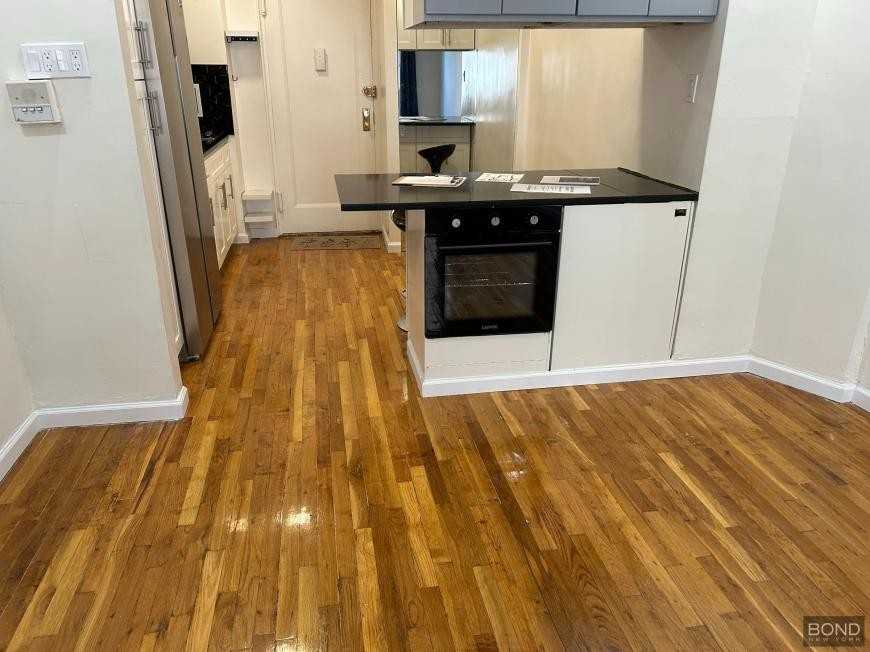 1350 E 5th St - Photo 4 of 7