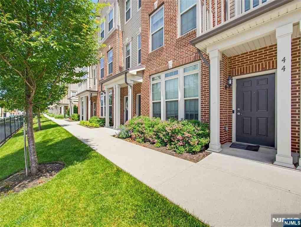 44 Leahy Dr - Photo 4 of 45