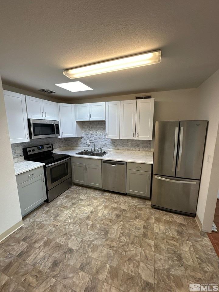 1005 Baywood Dr Apt A - Photo 3 of 13