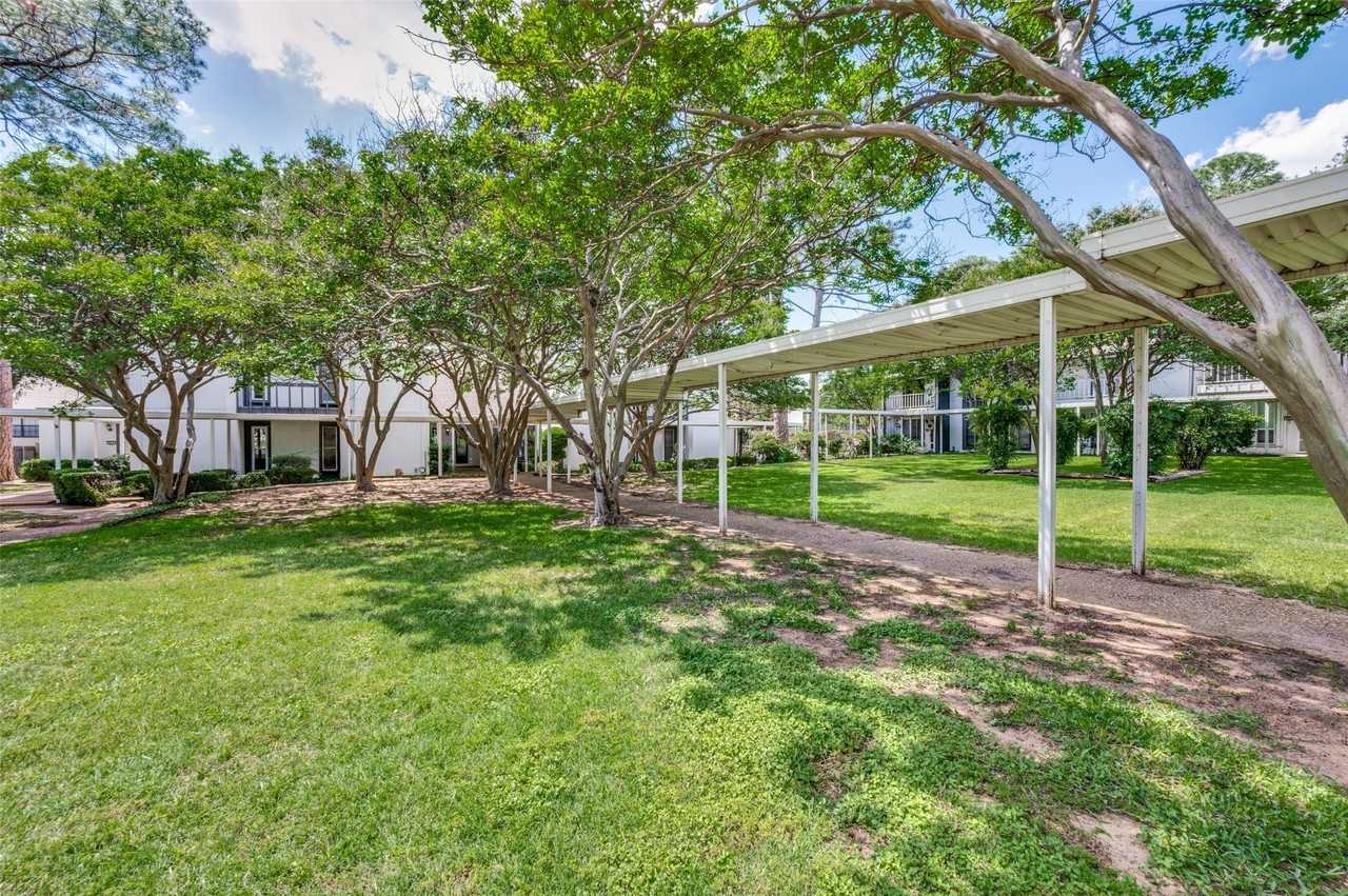 412 Hollyhill Ln