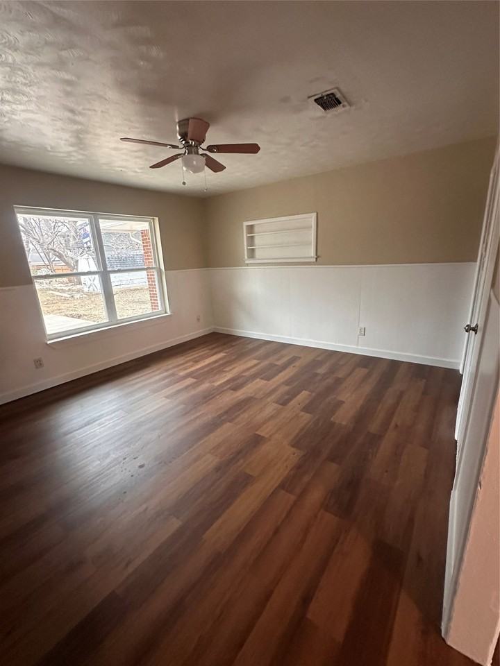 1210 Hall St - Photo 5 of 33