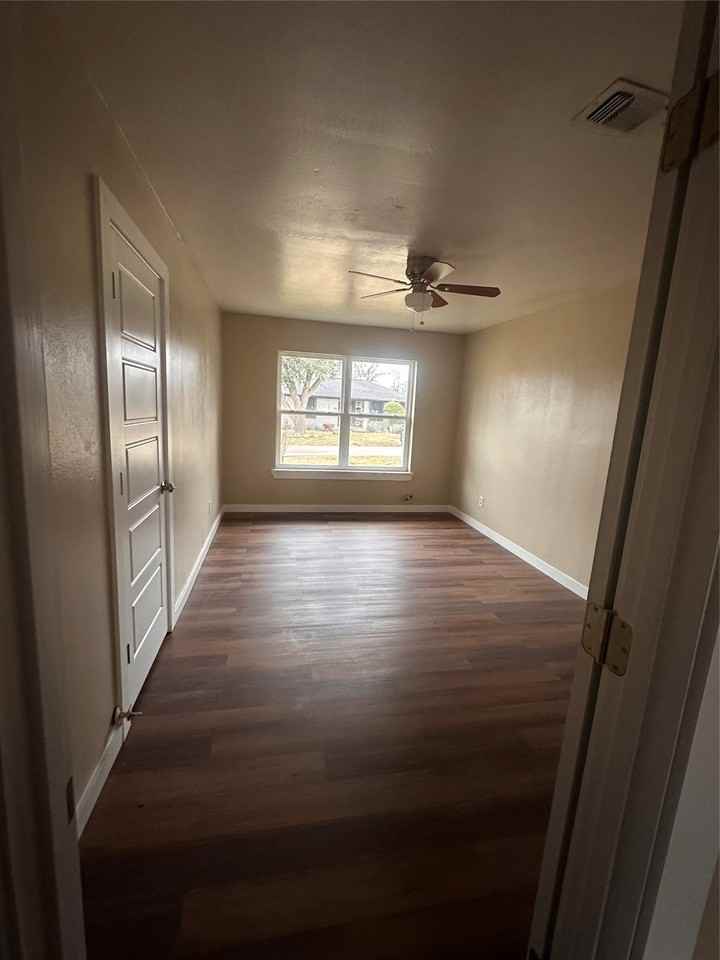 1210 Hall St - Photo 6 of 33
