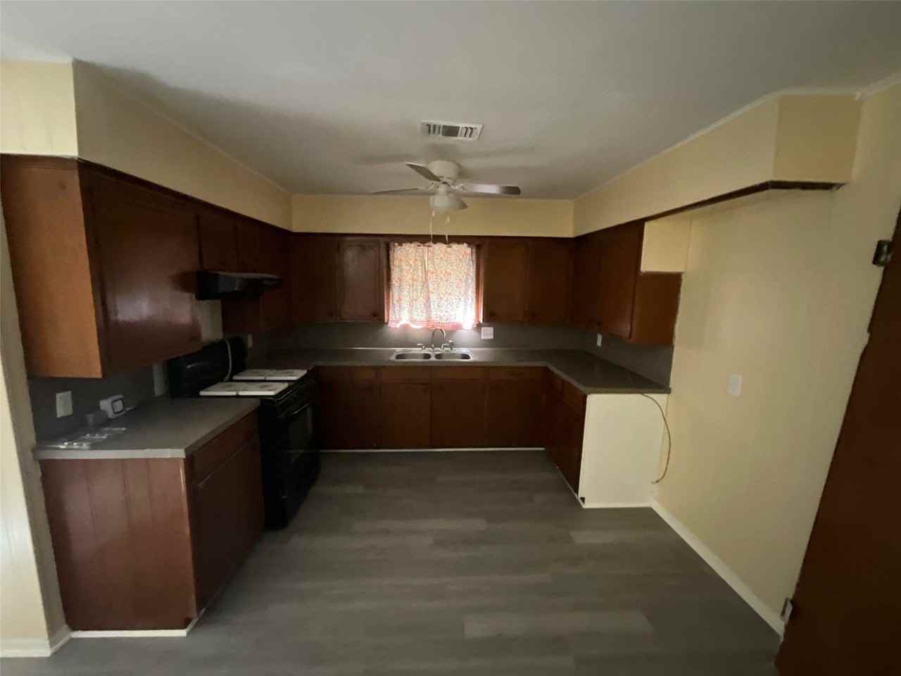 1361 Shady Ln - Photo 6 of 24