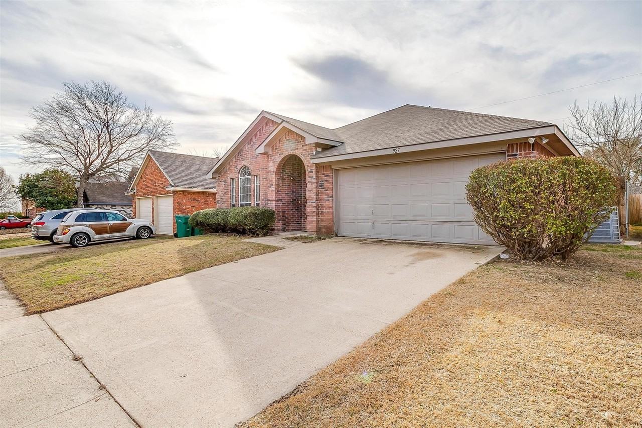 927 Simon Dr - Photo 3 of 38