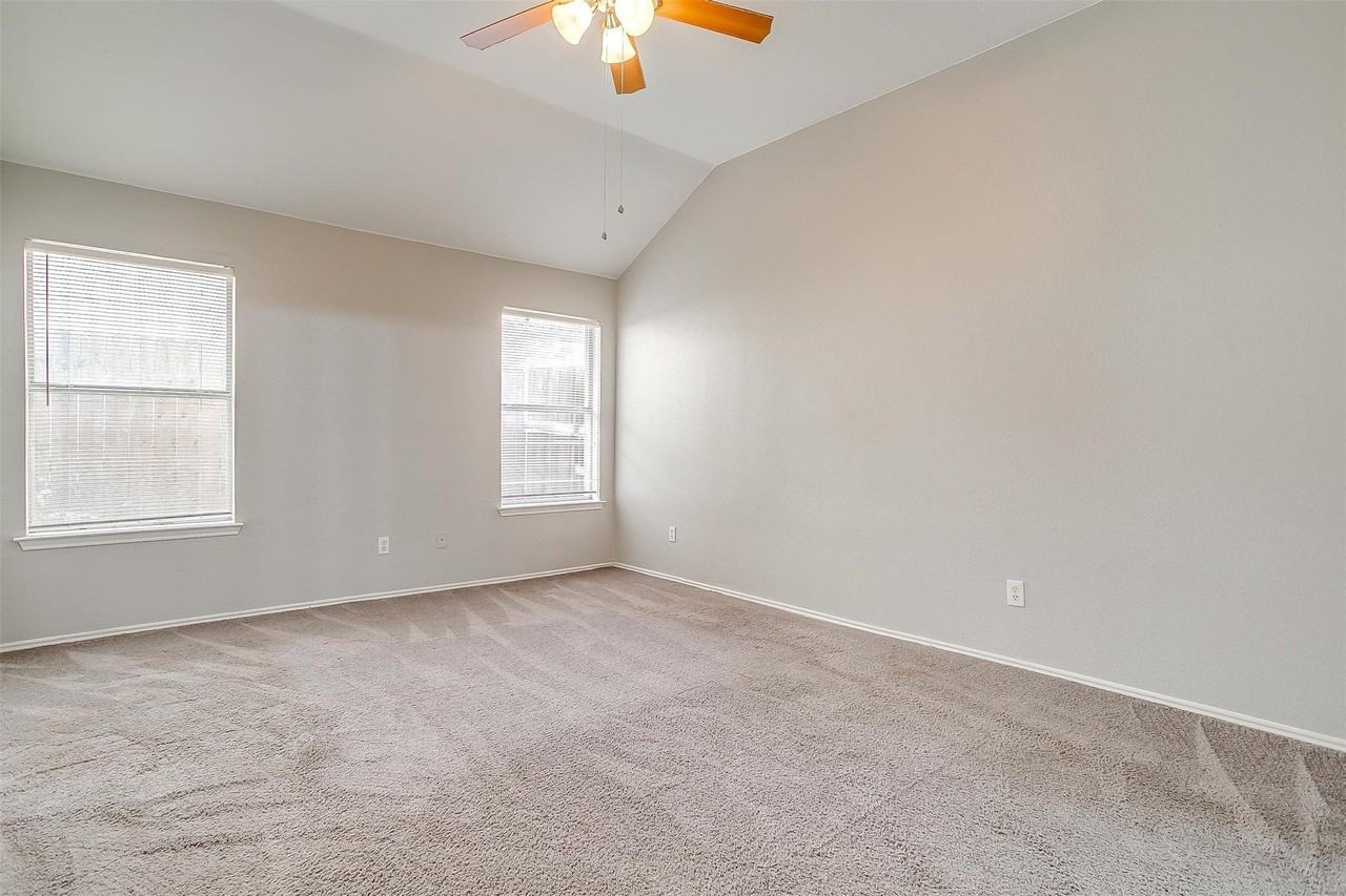 927 Simon Dr - Photo 5 of 38