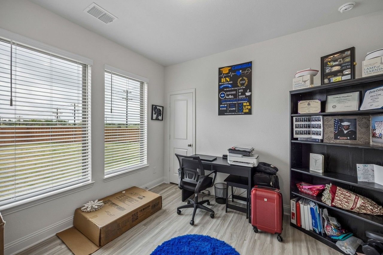 4101 Valley Mills Dr - Photo 5 of 36