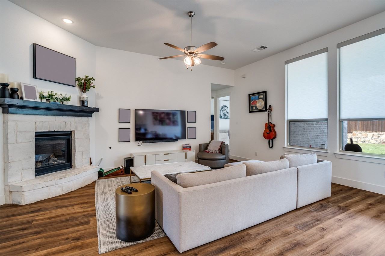 1308 Bluebonnet Ln - Photo 4 of 26