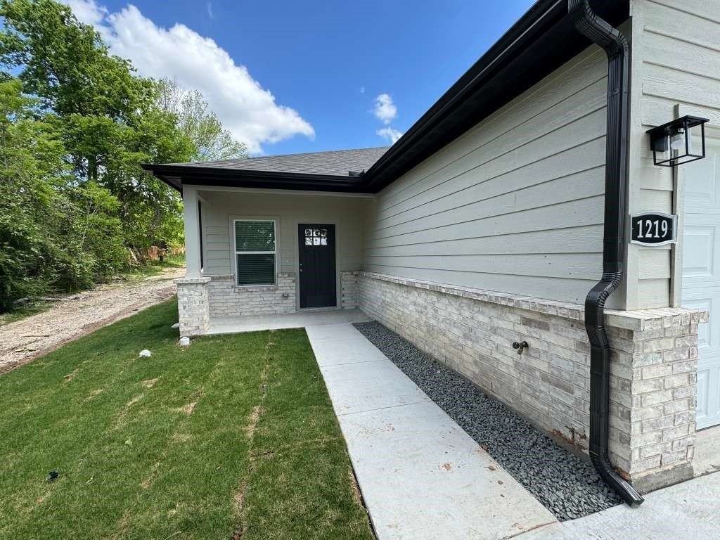 1219 S Austin St #1219 - Photo 2 of 15