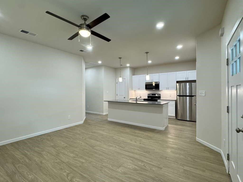 1219 S Austin St #1219 - Photo 4 of 15