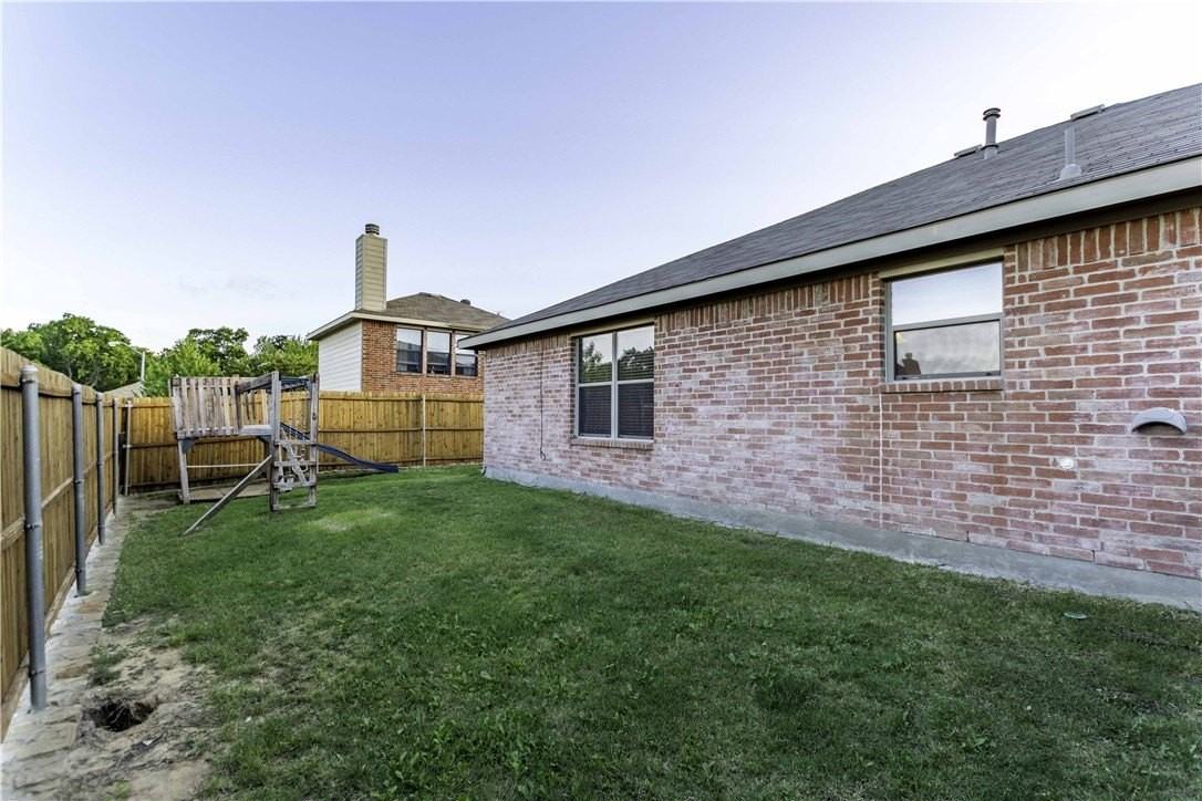 365 Basswood Ln - Photo 4 of 26