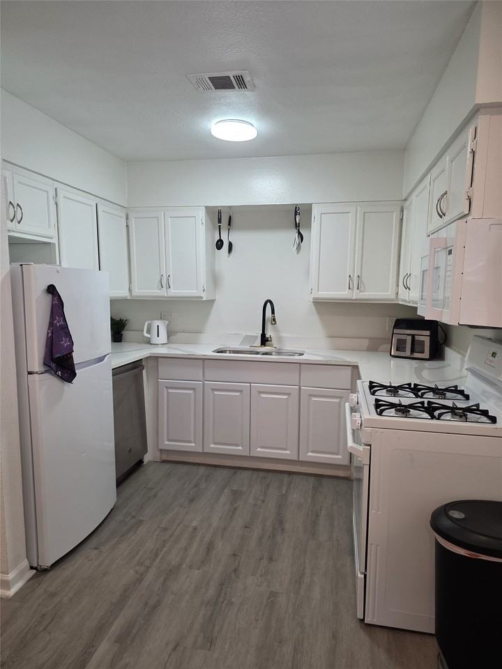 853 Broadway Ave #A - Photo 3 of 6