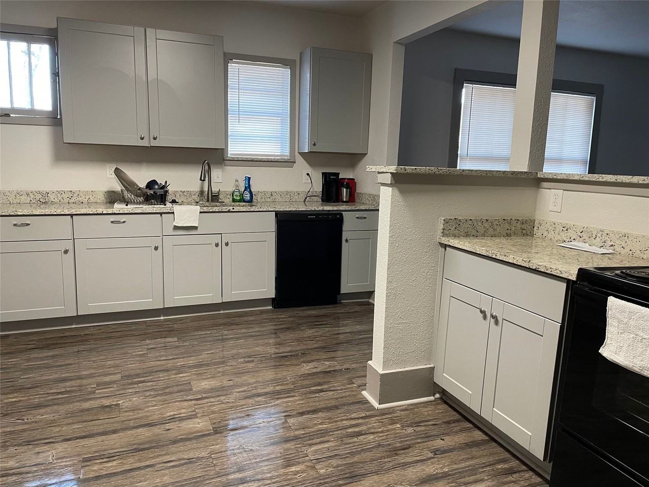 2722 Travis Ave - Photo 2 of 16