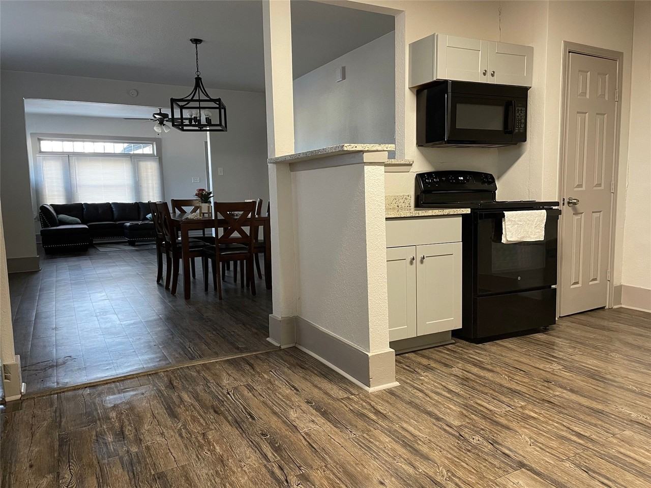 2722 Travis Ave - Photo 3 of 16