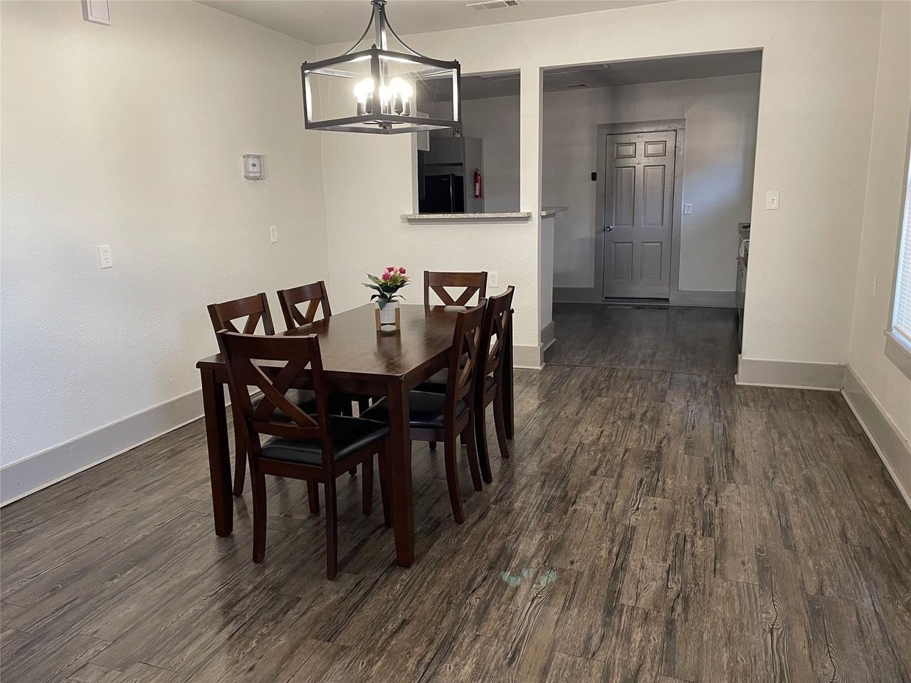 2722 Travis Ave - Photo 4 of 16