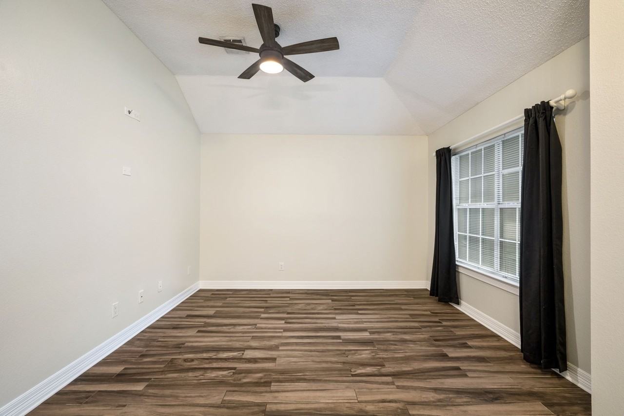 3810 Columbus Dr - Photo 4 of 33