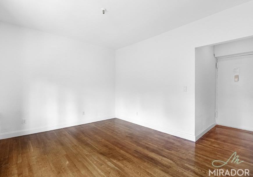 1435 York Ave - Photo 2 of 6