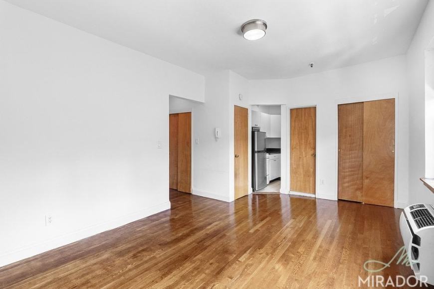 1435 York Ave - Photo 3 of 6
