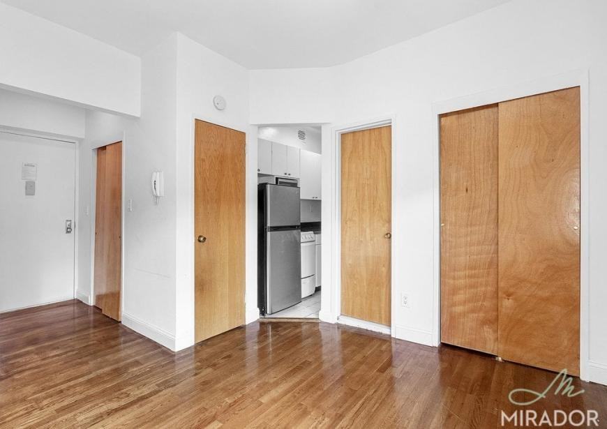 1435 York Ave - Photo 4 of 6
