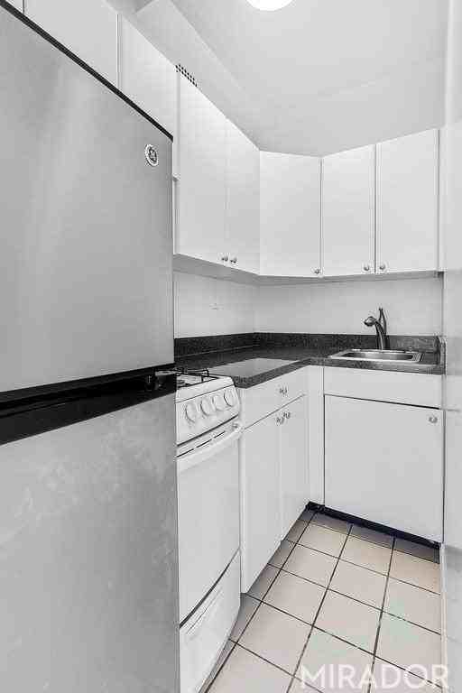 1435 York Ave - Photo 5 of 6