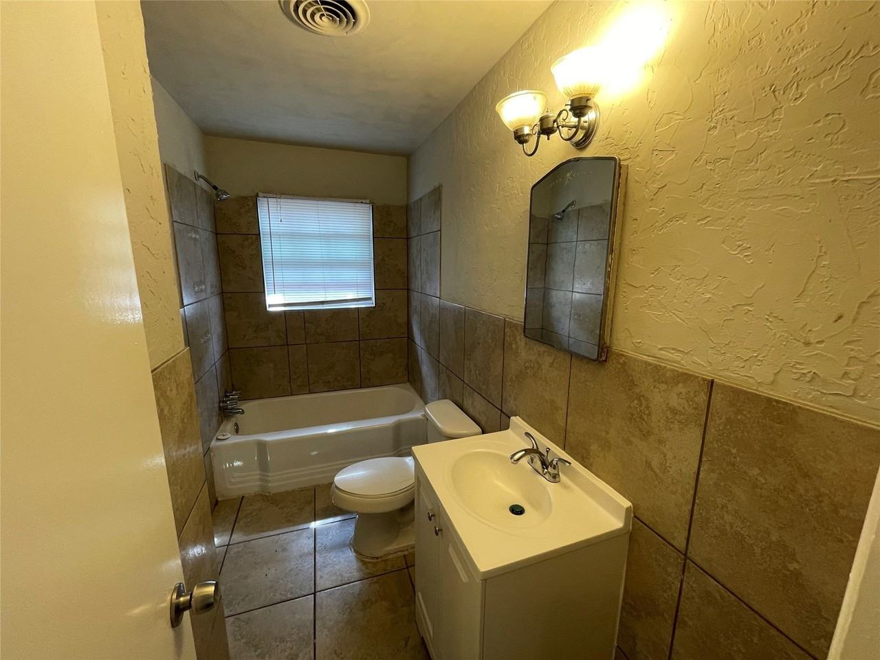 1309 N Binkley St - Photo 6 of 12