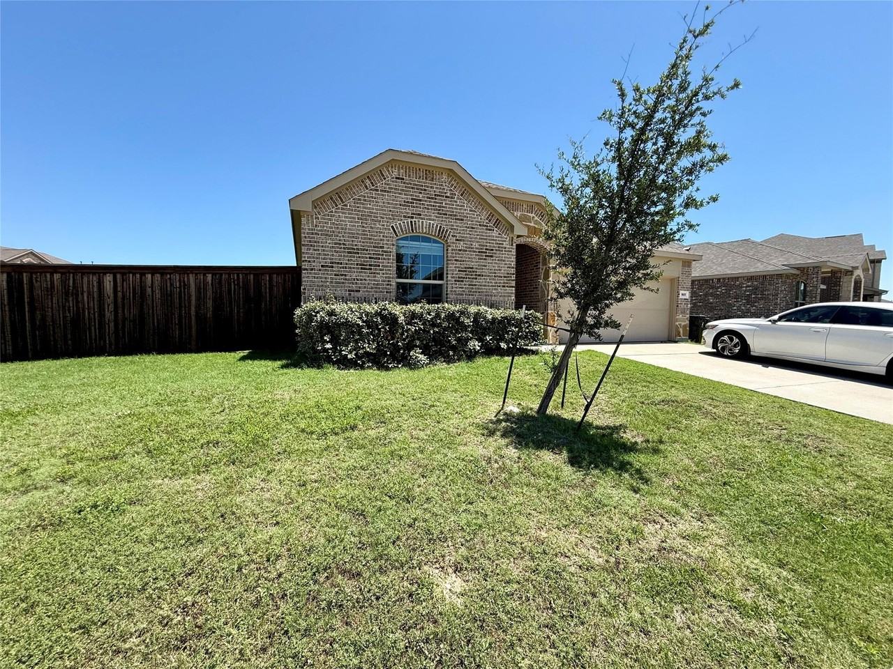 1601 Lake Grove Dr - Photo 2 of 19