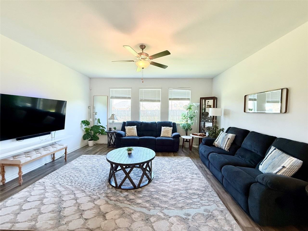 1601 Lake Grove Dr - Photo 3 of 19