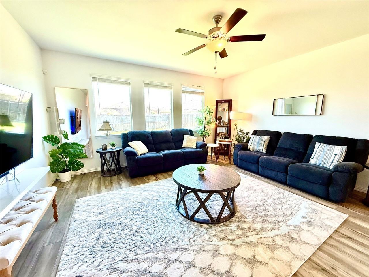 1601 Lake Grove Dr - Photo 4 of 19