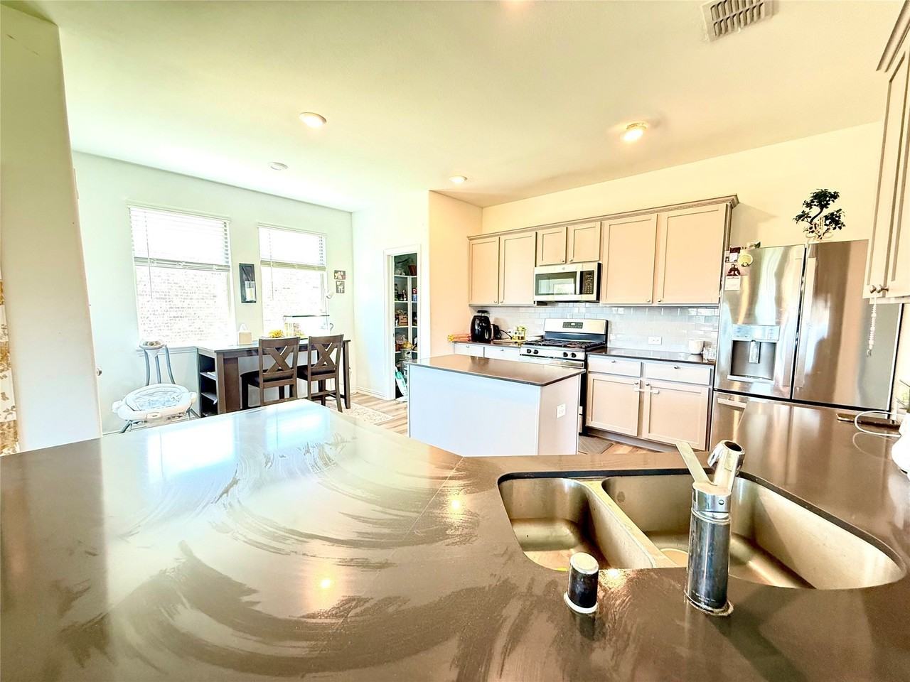 1601 Lake Grove Dr - Photo 5 of 19