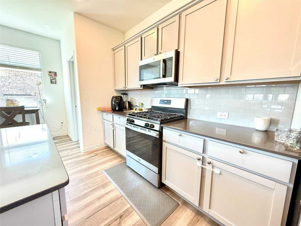 1601 Lake Grove Dr - Photo 6 of 19