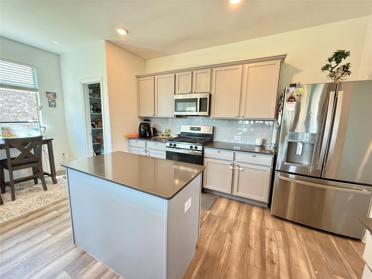 1601 Lake Grove Dr - Photo 7 of 19