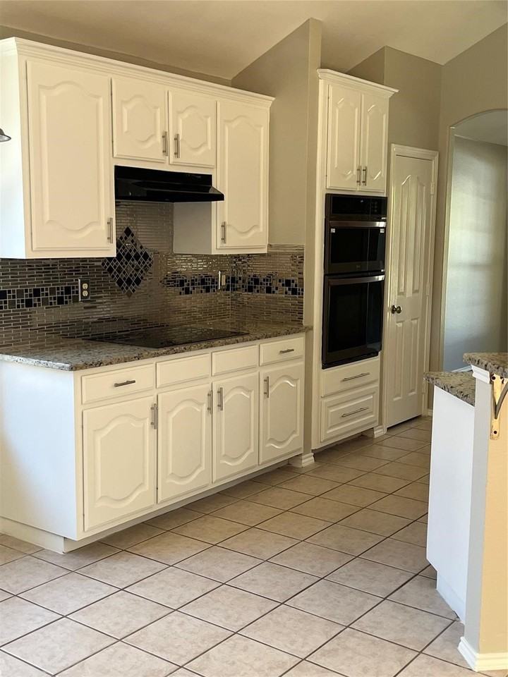 5721 Bandera Dr - Photo 3 of 18