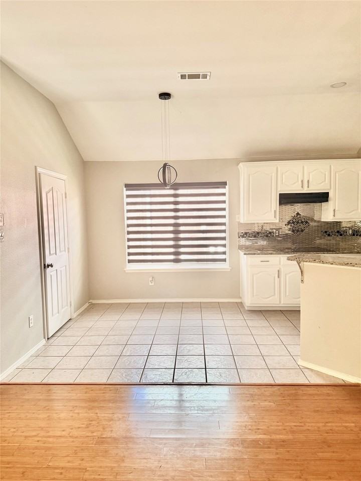 5721 Bandera Dr - Photo 6 of 18