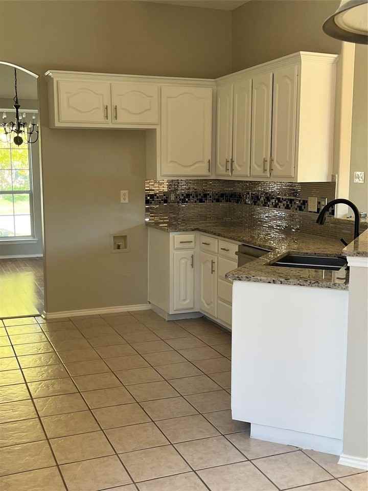 5721 Bandera Dr - Photo 7 of 18