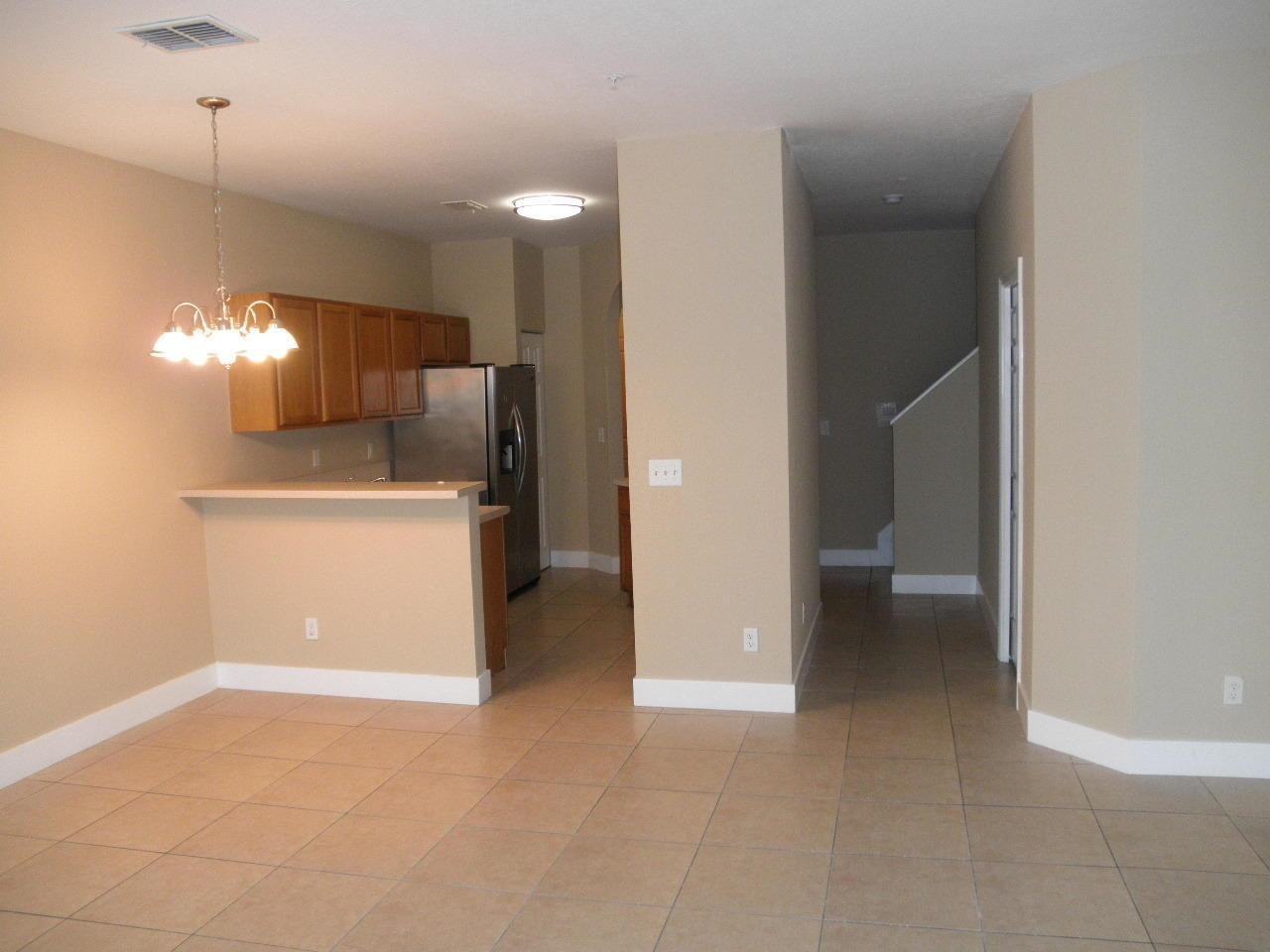 1011 Pipers Cay Dr - Photo 4 of 8