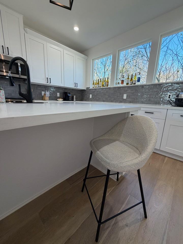 E 40th 1/2 St - Photo 5 of 27