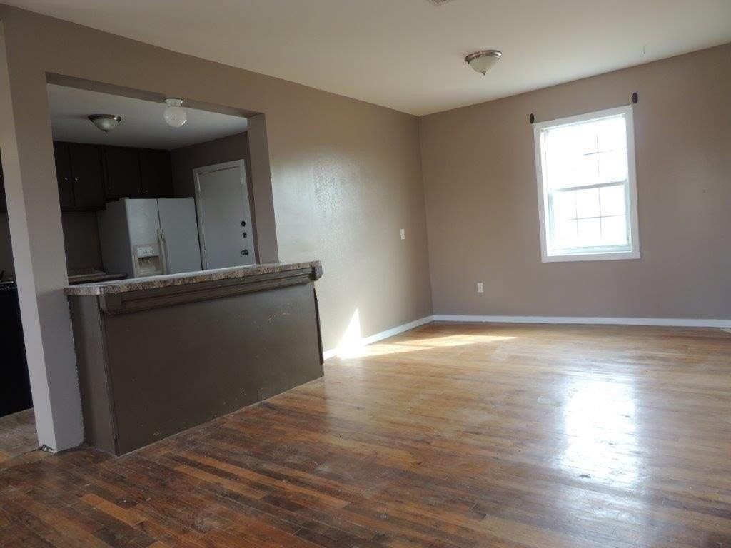 410 Snyder St - Photo 5 of 15
