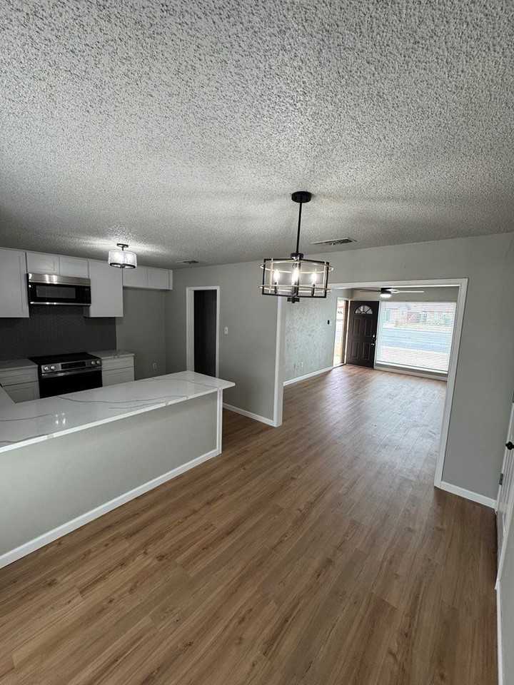 1613 E 52nd St - Photo 3 of 13