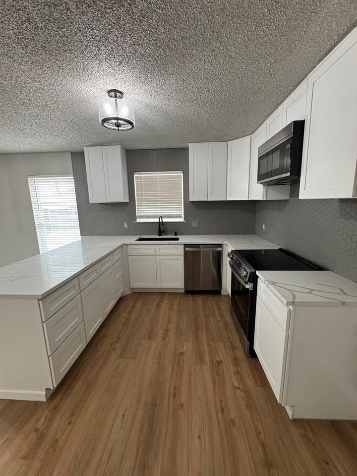 1613 E 52nd St - Photo 4 of 13