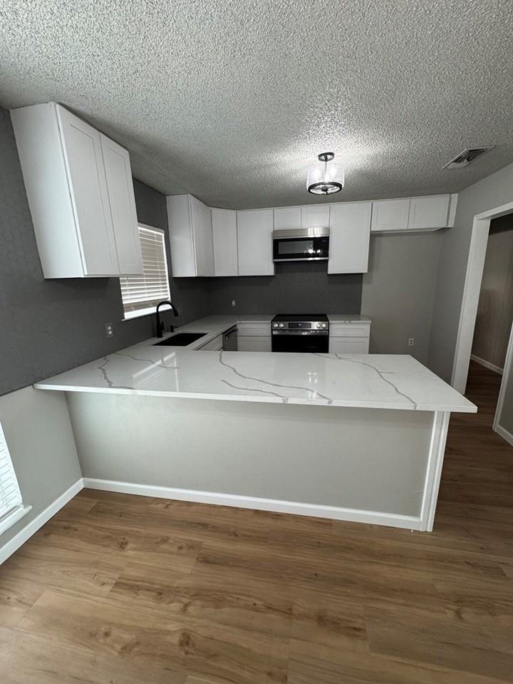 1613 E 52nd St - Photo 5 of 13