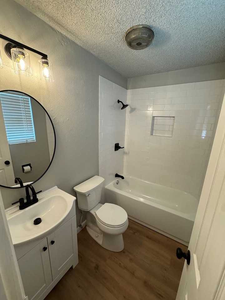 1613 E 52nd St - Photo 7 of 13